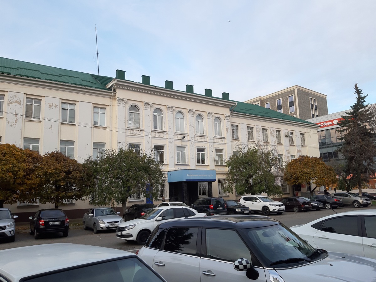 Бывшая гостиница "Кубань". Здесь налоговая инспекция г. Черкесска. Фото автора.