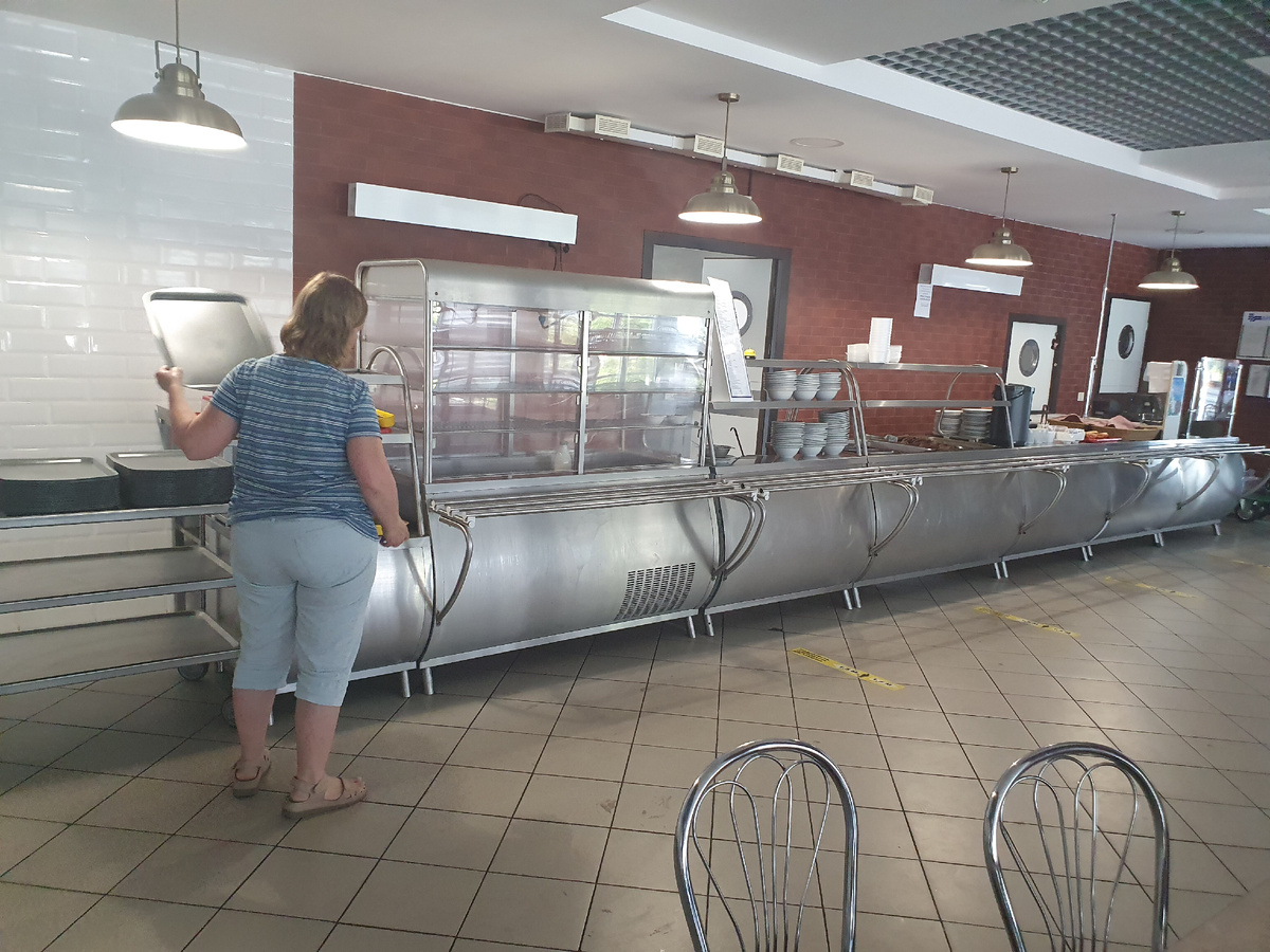 В столовой на раздаче: персонал отсутствует