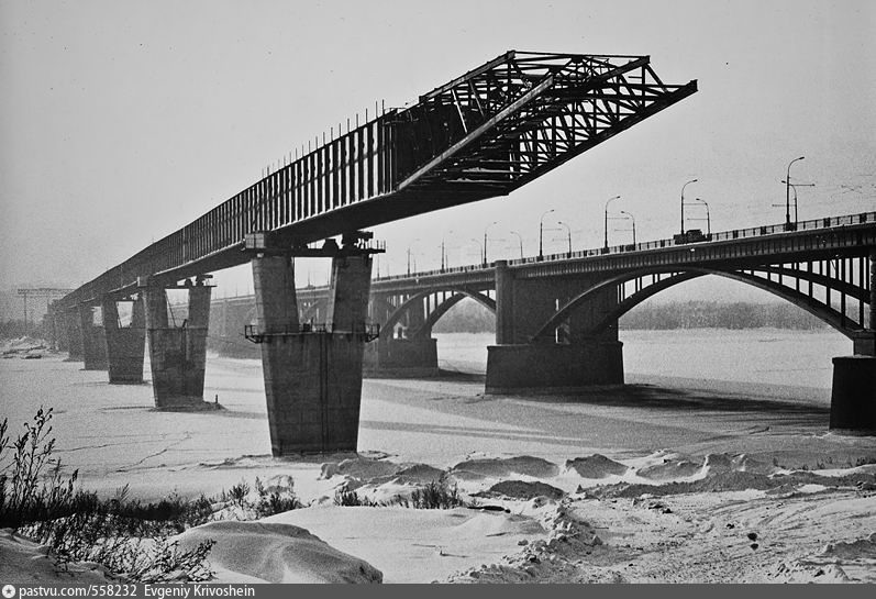 Строительство метромоста в 1985 году. На фоне Октябрьский мост. Фото с сайта pastvu.ru