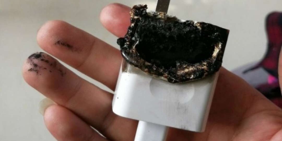 Зарядка в розетке без телефона: мелочь, из-за которой может случиться пожар