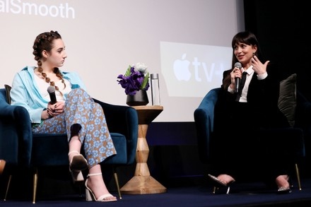 Ванесса Бергхардт и Дакота Джонсон на презентации фильма “В ритме ча-ча-ча” | источник фото ShutterStock