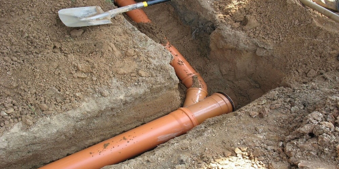 Главная ошибка при прокладке канализации: почему нельзя закапывать трубы слишком глубоко