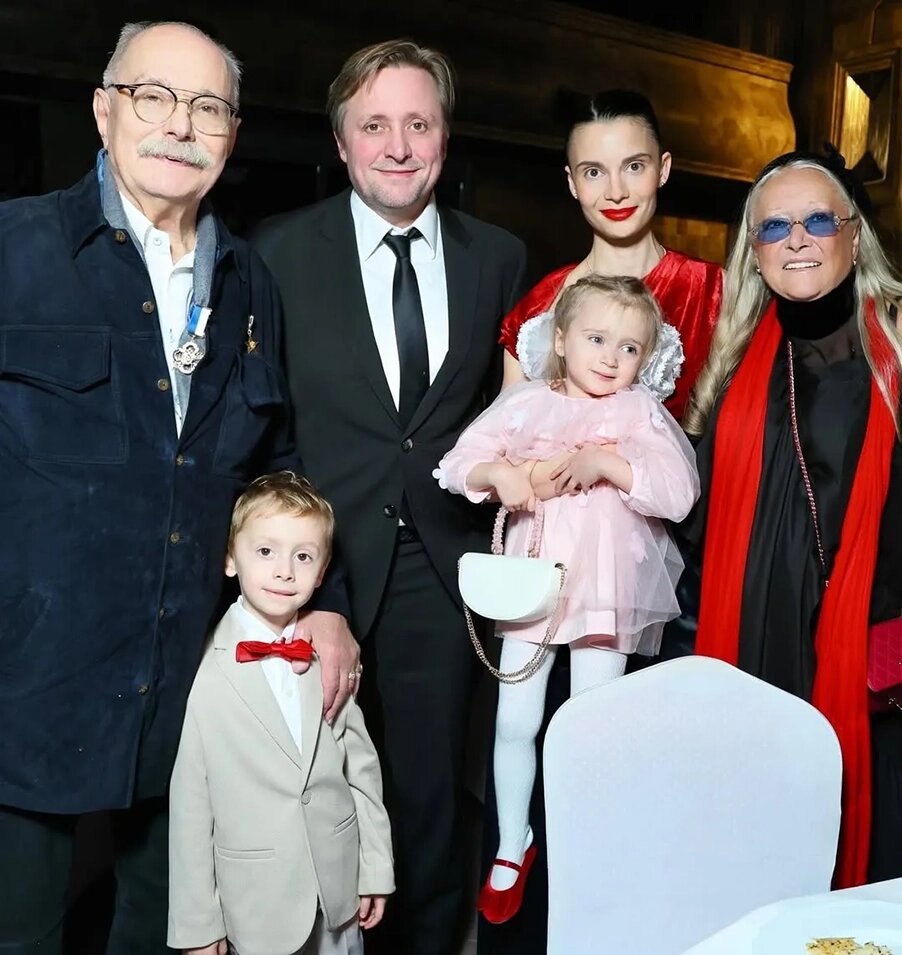    Никита Михалков с сыном Артемом и внуками. Фото: соцсети