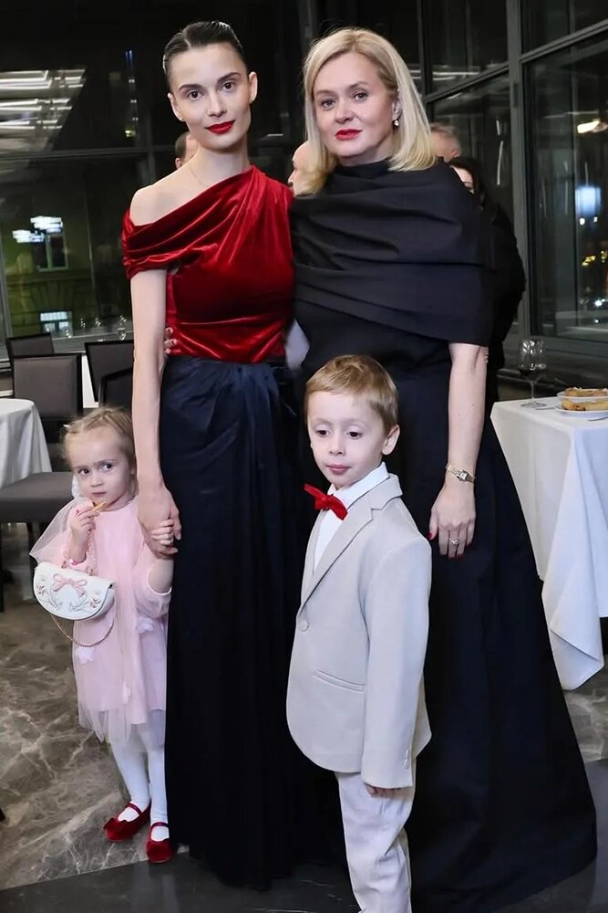    Жена Артема Михалкова с детьми и Анна Михалкова. Фото: соцсети