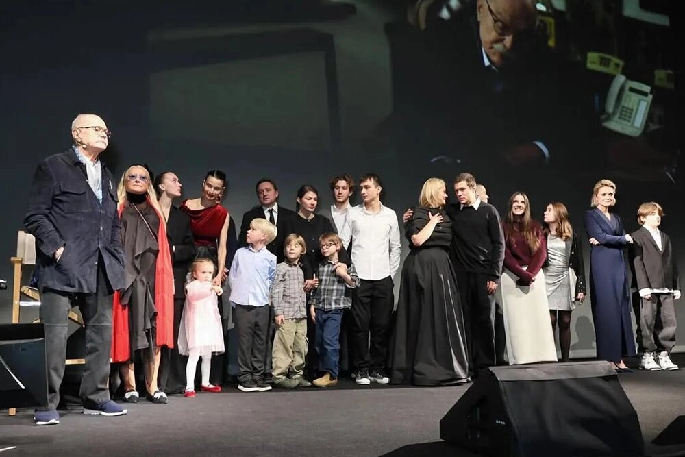    Никита Михалков с семьей. Фото: соцсети