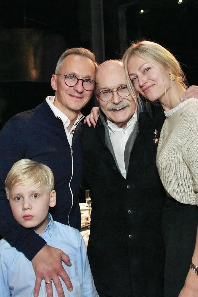    Никита Михалков с сыном Степаном, его супругой Елизаветой и внуком. Фото: соцсети