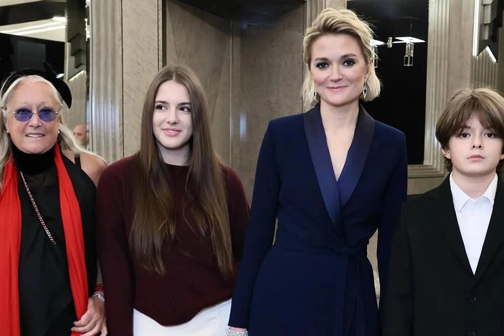    Татьяна Михалкова с дочерью Надеждой и внуками. Фото: соцсети