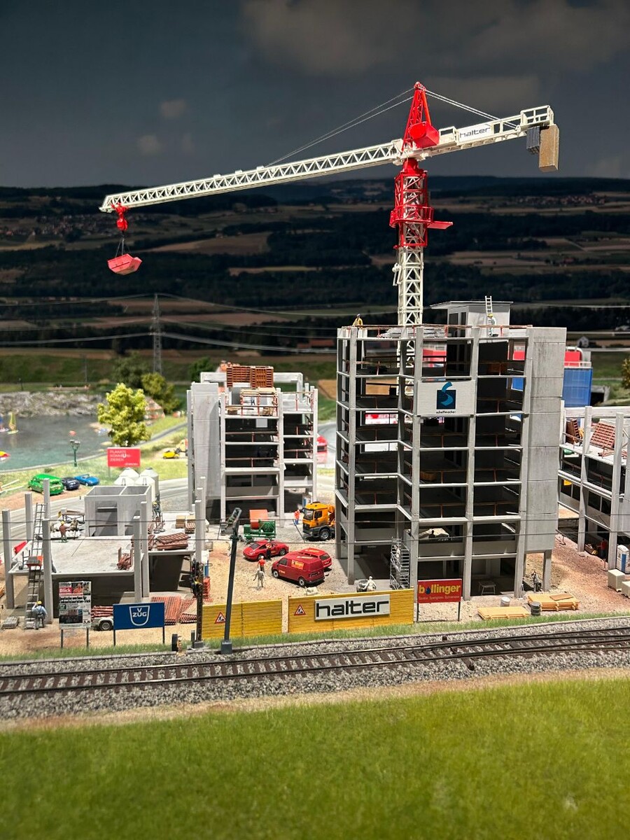 Строитель строит дом. 