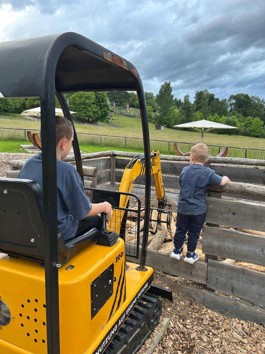 Даня управляет экскаватором. 