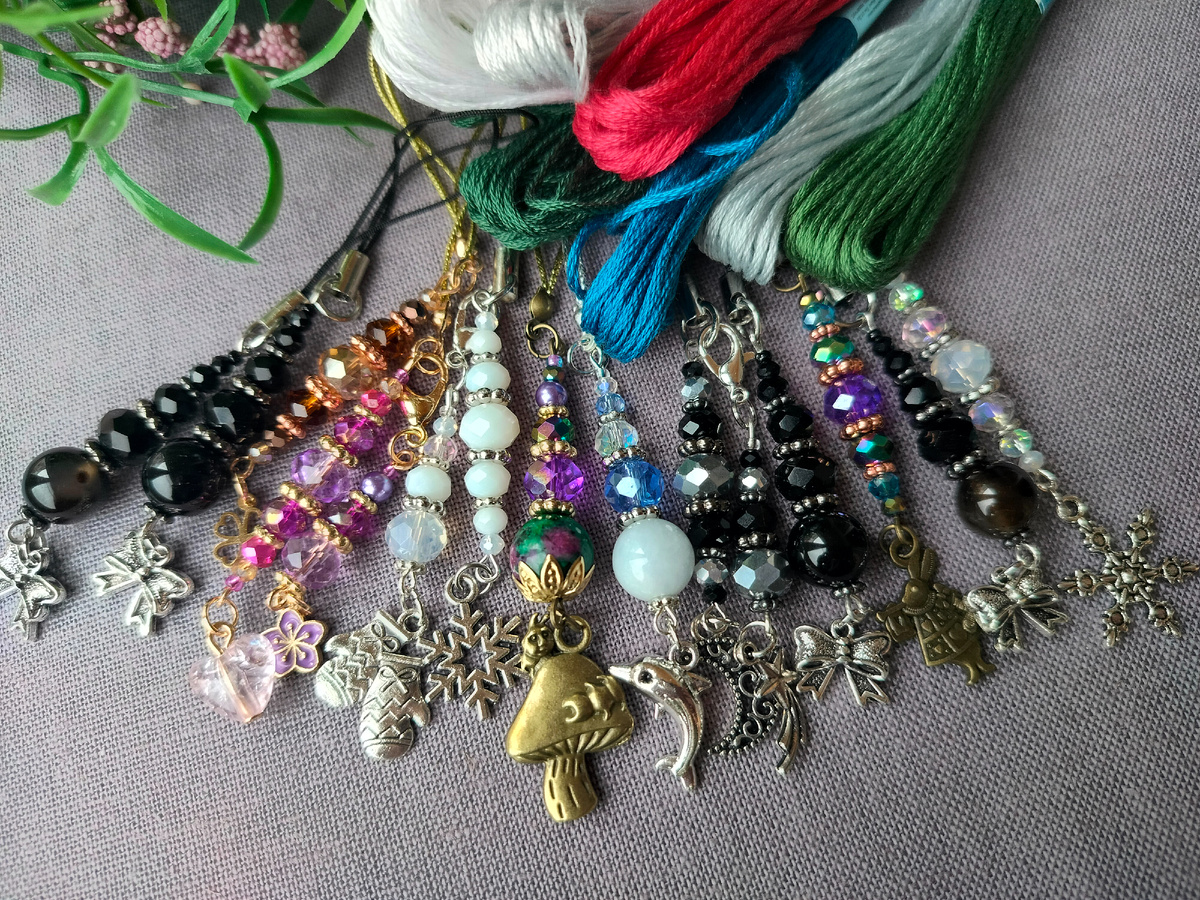 Фото на скорую руку маячков-брелоков, которые натворились за несколько часов. Теперь осталось сделать нормальные фоточки для ВБ и загрузить товары