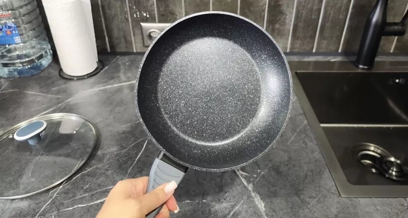    Кипятим одну ложку, и сковородка сияет как бриллиант: нагар слезает, а еда вообще не пригорает