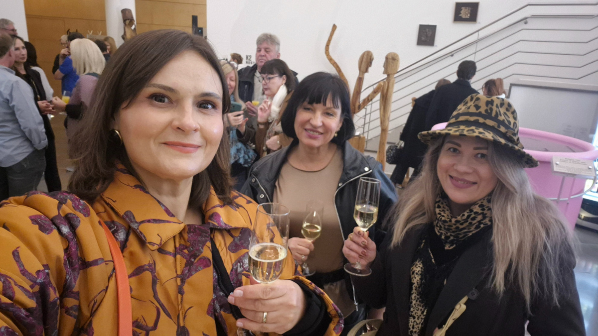 На входе гостей встречали просекко🥂