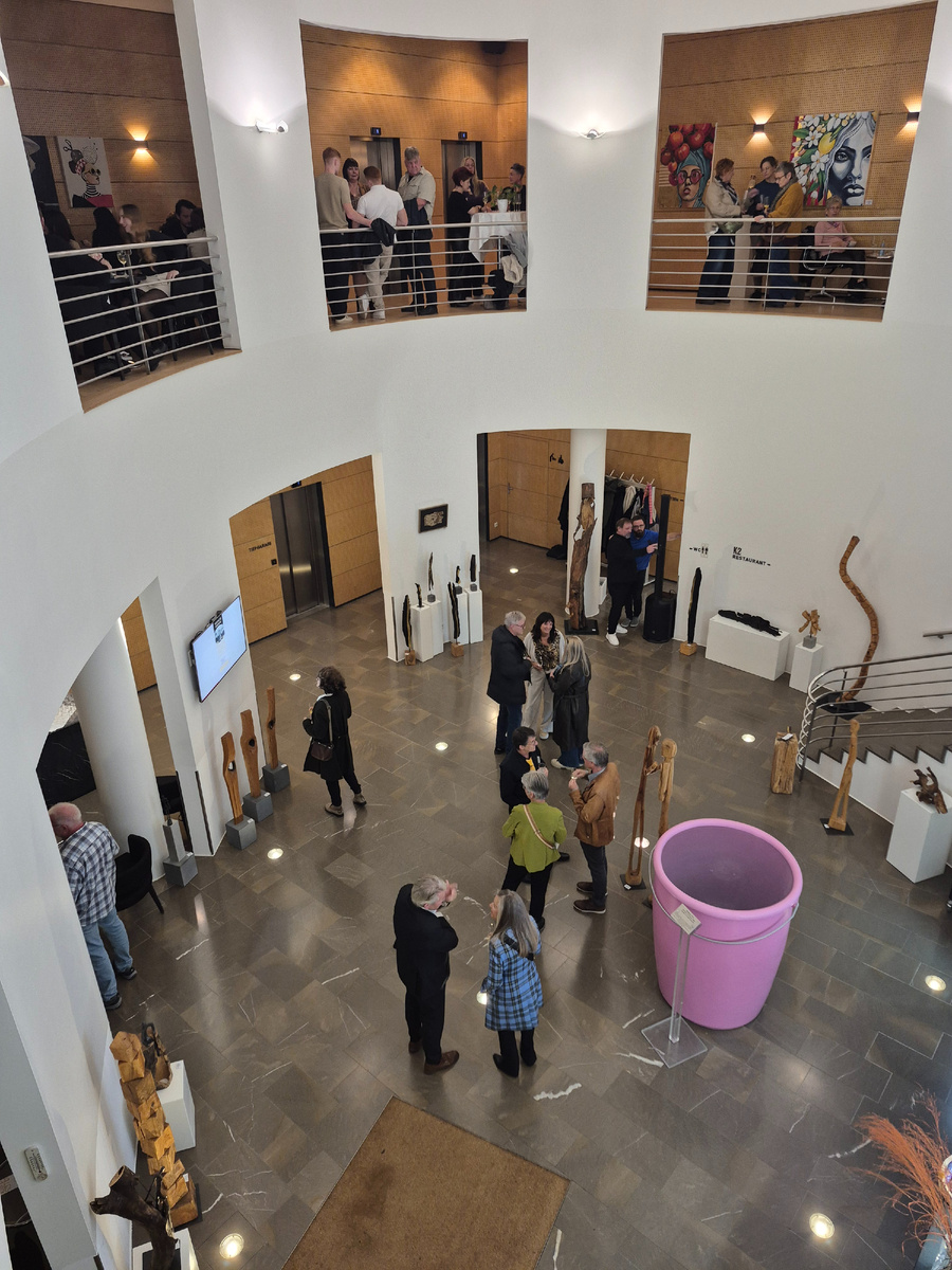 Вид с галереи на лобби