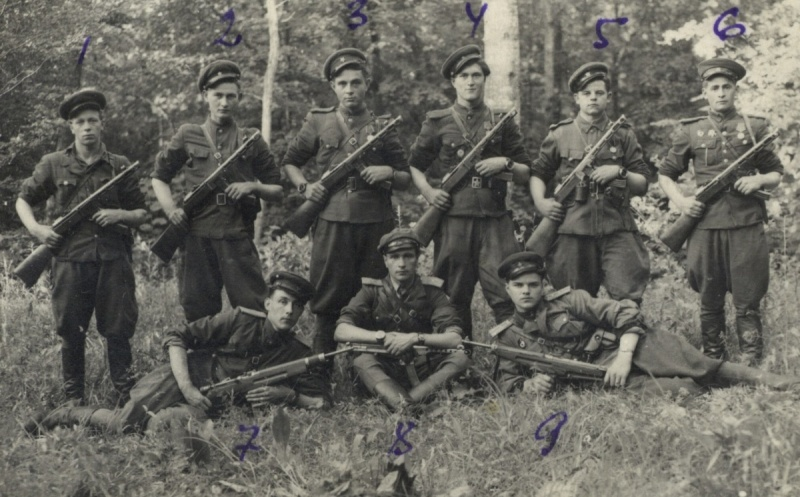 Боевка Службы Безпеки "Довбуша", одетая в советскую форму