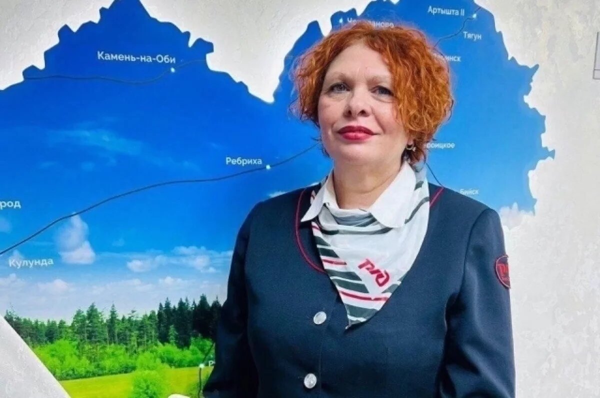    Помогала беременной женщине проводник Алла Першина.