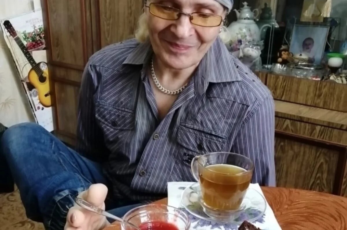    Мужчина и без рук легко справляется с любыми делами.