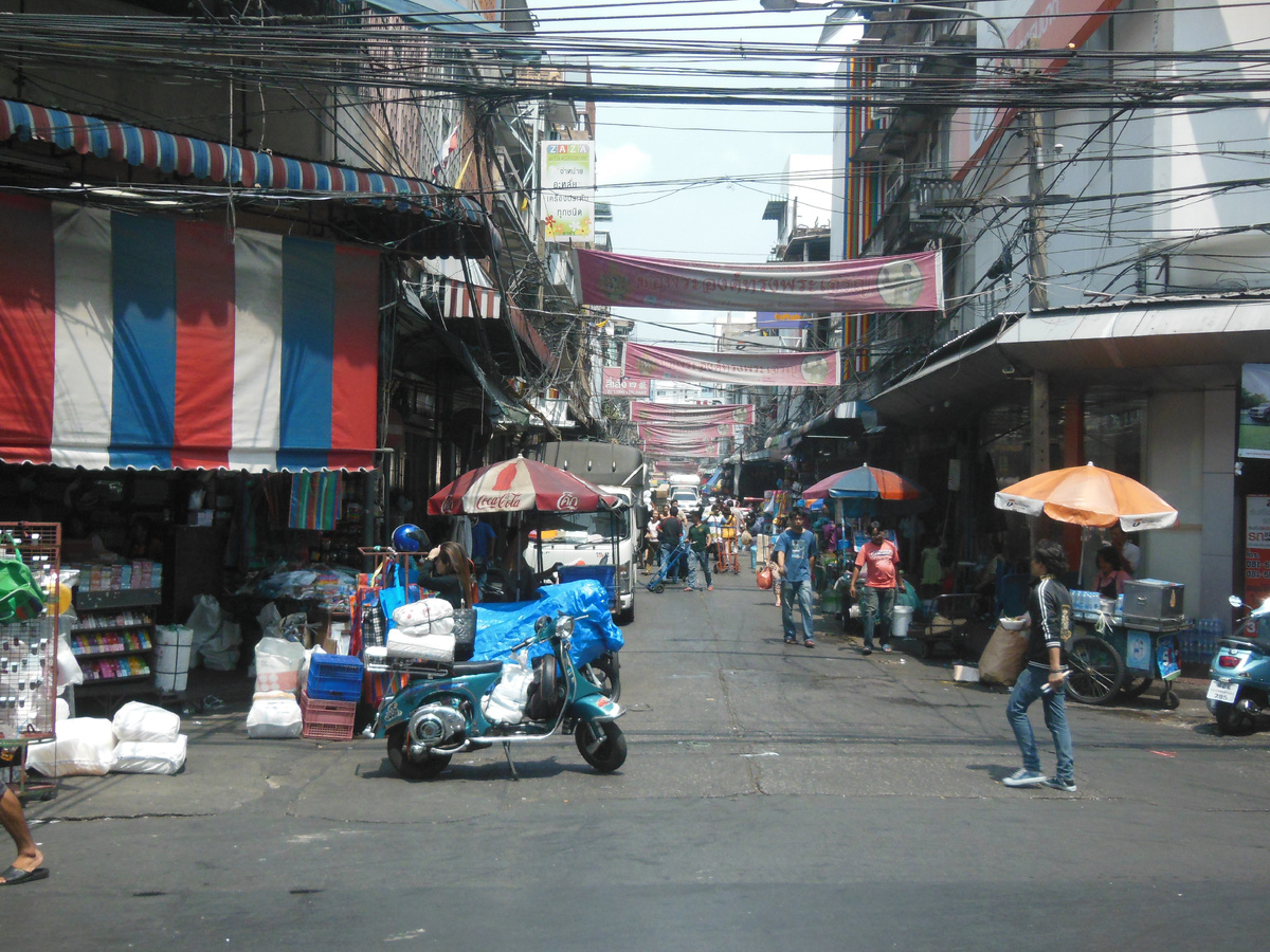 Типичная для Бангкока улица. Мы оказывались на таких транзитом,  перебегая с небольшой тургруппой из одного квартала в другой 