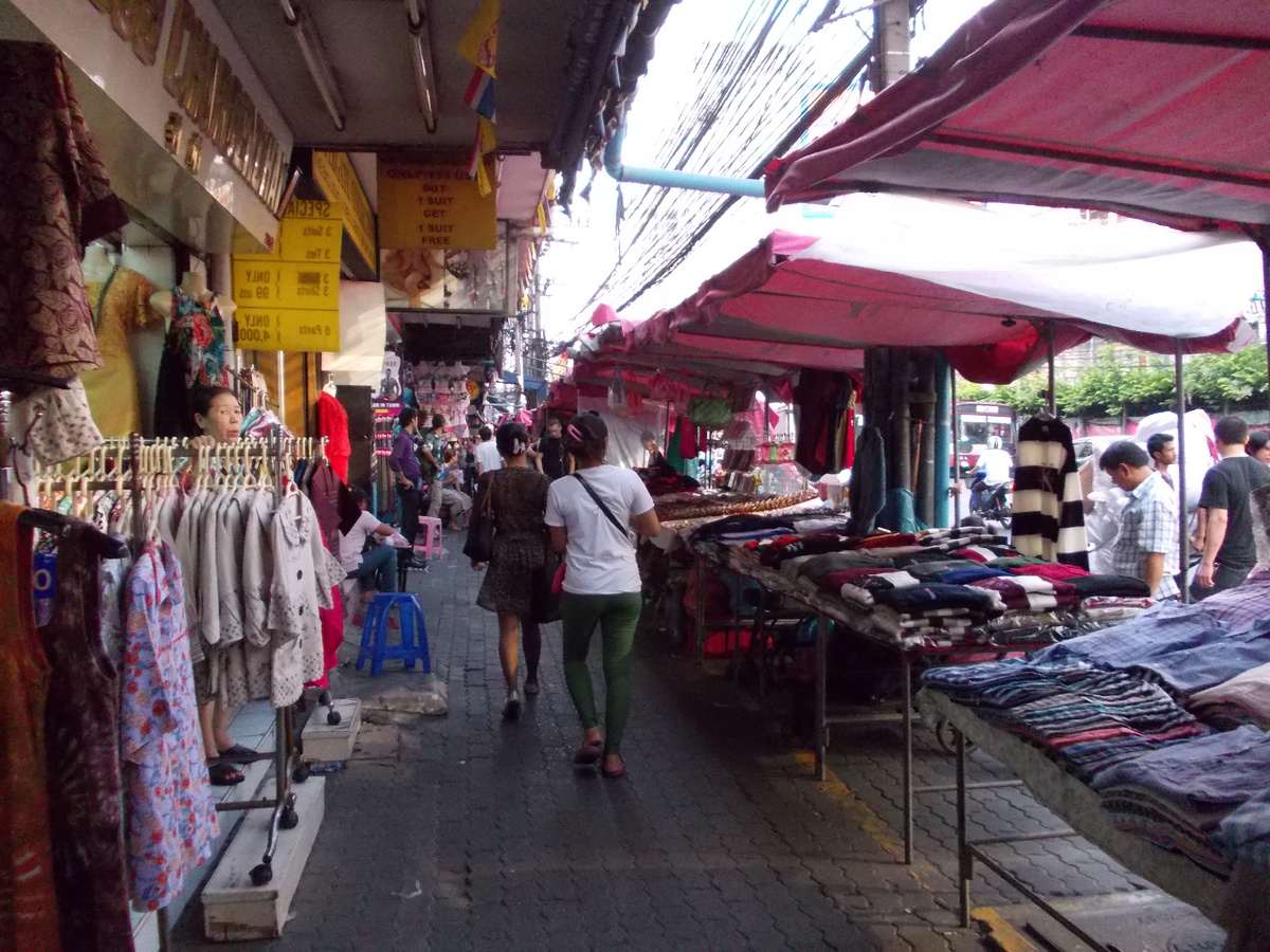 На этом типичном уличном рынке я мимоходом купил батарейки для фотоаппарата