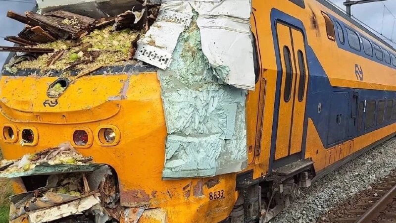     Скоростной пассажирский поезд влетел в фуру с товаром и людьми. телеграм-канал Baza