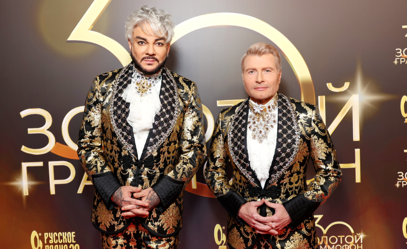 Особо внимательные пользователи отметили, что у Баскова «гирлянда» на шее намного длиннее, чем у Киркорова. Это намек или просто Филиппу камней не хватило?