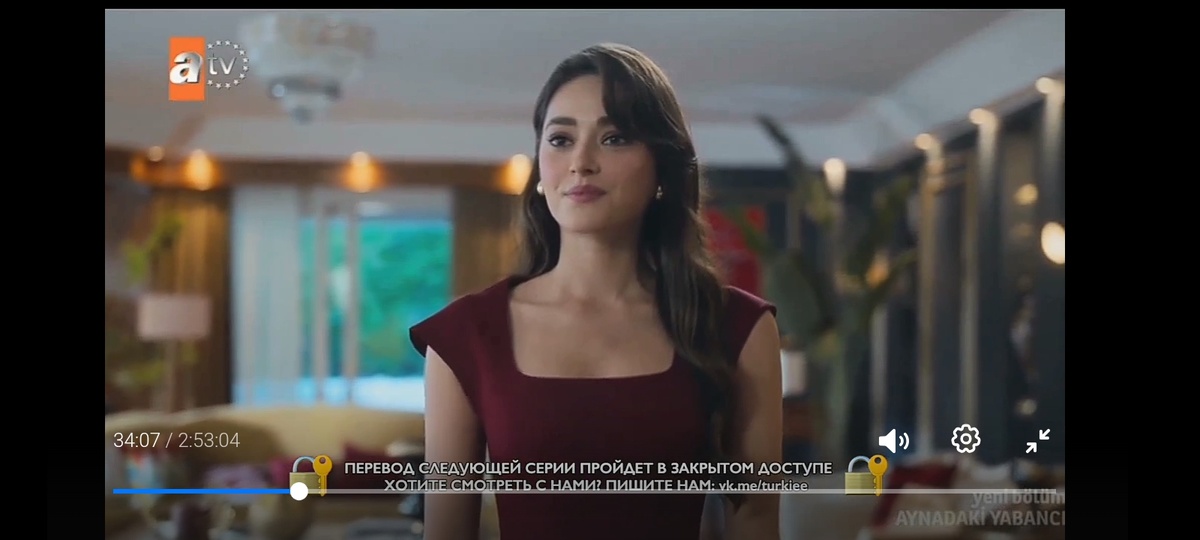 Дефне в красивом платье.