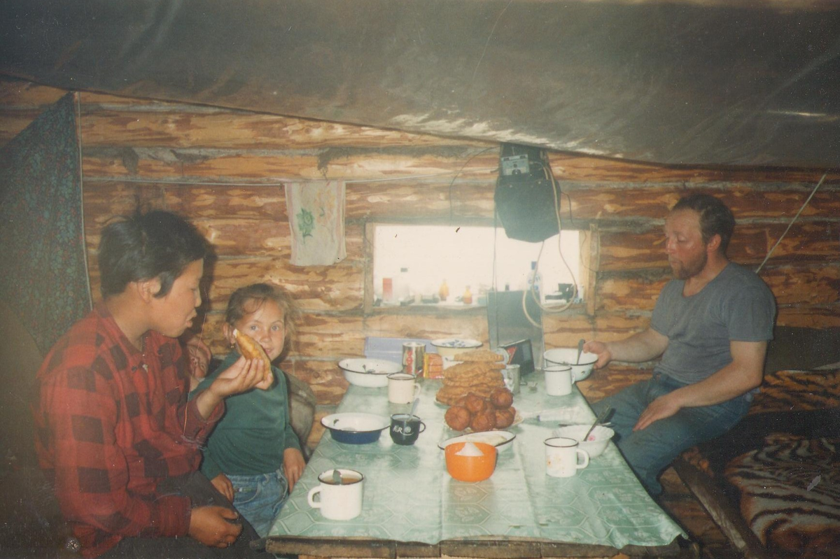 Просто обед. Малкачанский залив. Река Хобота. Автор в компании Булдыкина Сашули и Мереуловой Иванны.