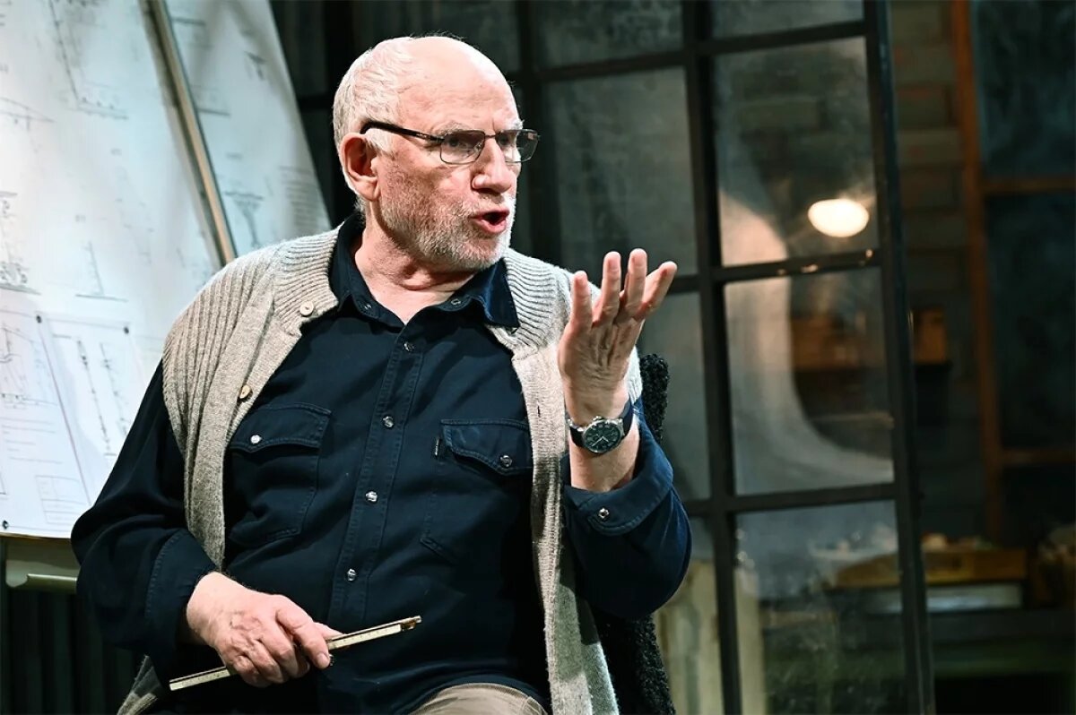    Валерий Баринов (Лео) в сцене из спектакля «Я ничего не помню» по пьесе Артура Миллера в «LA Театр».