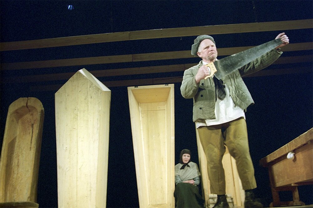    Сцена из спектакля «Скрипка Ротшильда» в постановке Московского театра юного зрителя. Режиссер Кама Гинкас. В роли Якова артист Валерий Баринов. 2004 г. Фото: РИА Новости/ Галина Кмит