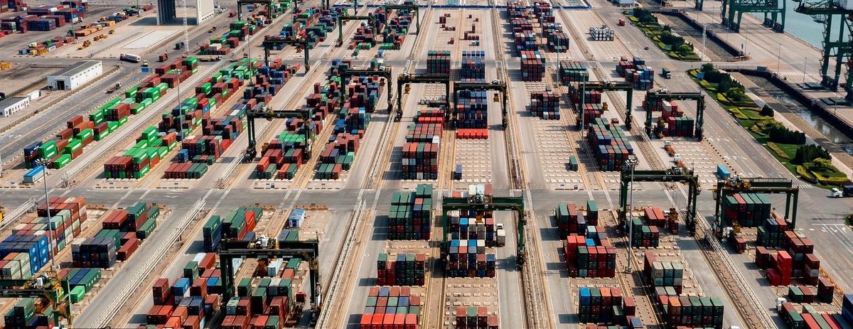    Автоматизированный контейнерный терминал порта Тяньцзинь. На огромной территории - ни одного человека. / Getty Images