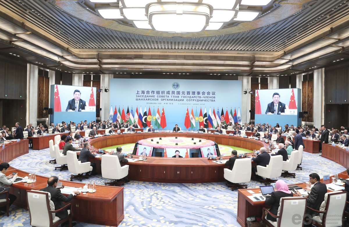 Центр ШОС. В этом зале в 2018 году заседали президенты, а сейчас сюда водят экскурсии.