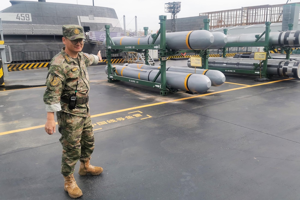 Киностудия в Циндао. Экскурсовод зазывает на подводную лодку. / Фото: Игорь Черняк/РГ