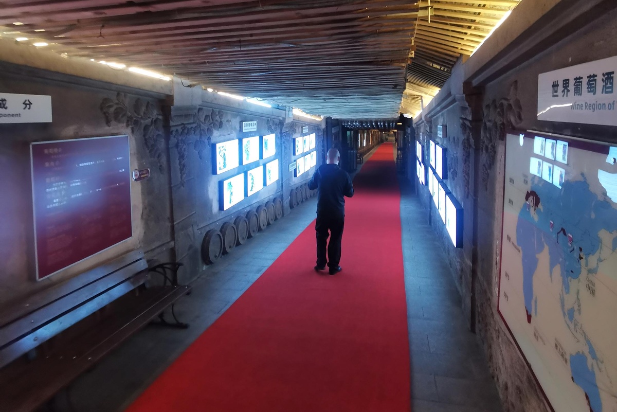 Музей вина в Циндао открыт в старом бомбоубежище. / Фото: Игорь Черняк/РГ