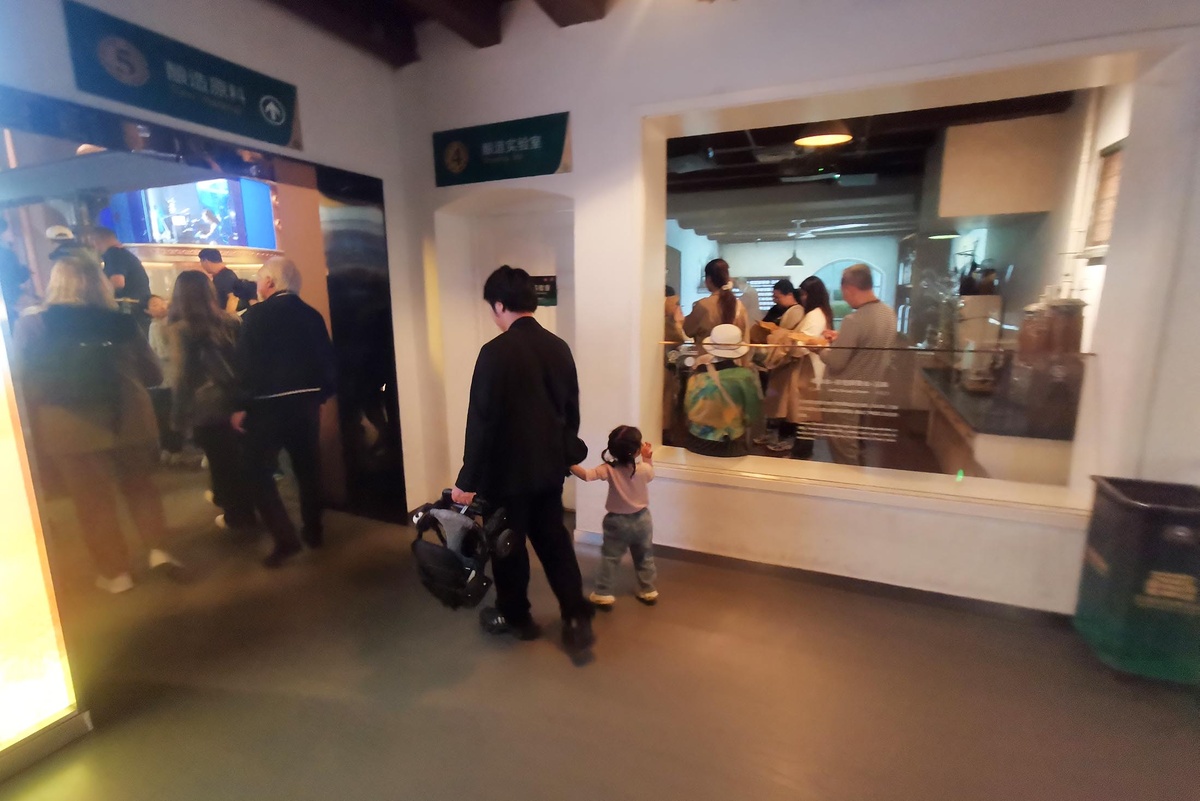 В Музей пива в Циндао многие ходят с детьми. / Фото: Игорь Черняк/РГ