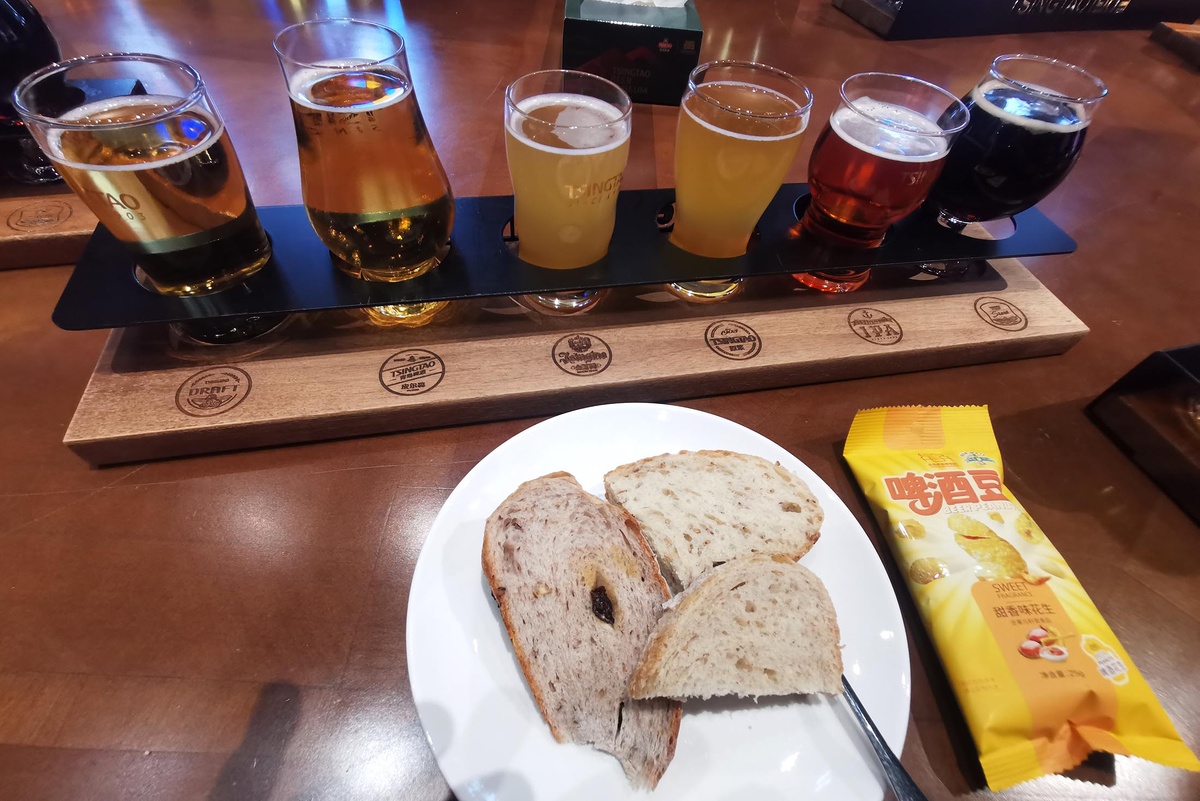 Музей пива в Циндао. После экскурсии предлагают такой пивной сет.