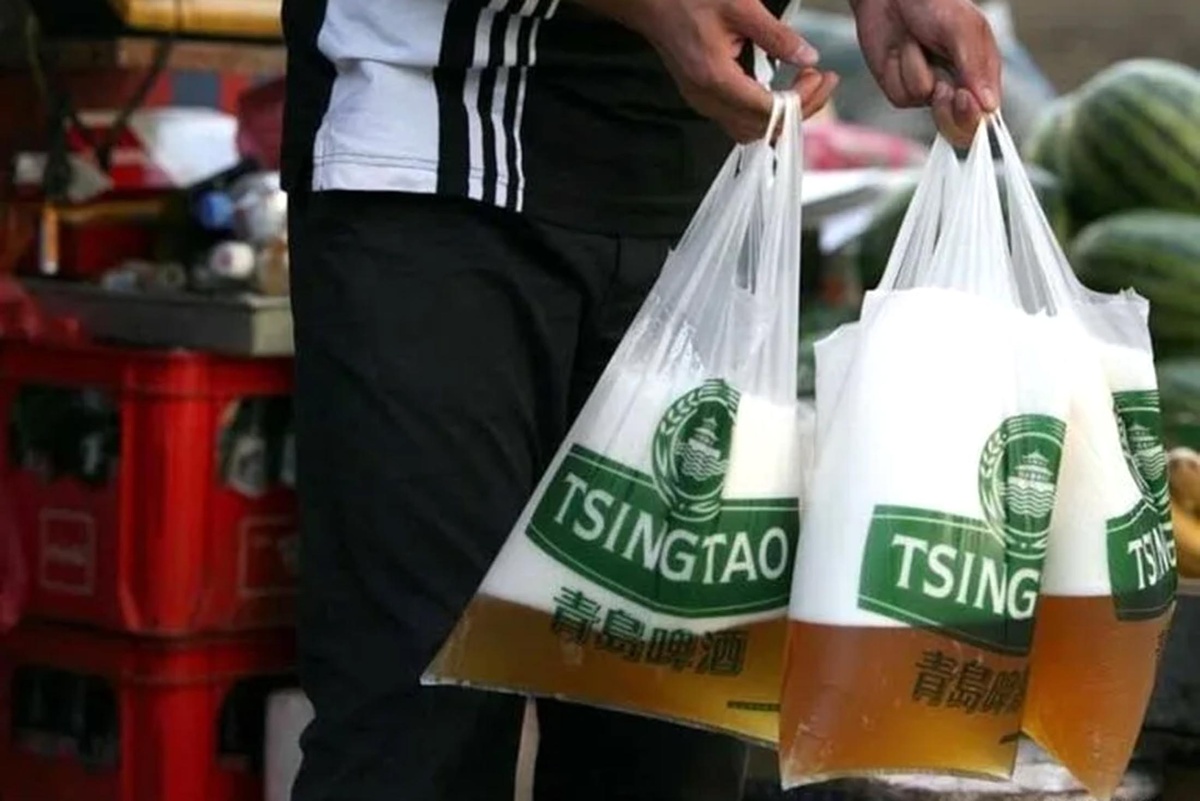 Пиво в Циндао разливают в пакеты. Из них и пьют - через соломинку.