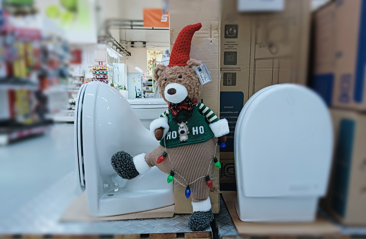 Где то есть писающий мальчик, а у нас писающий Потапыч:)