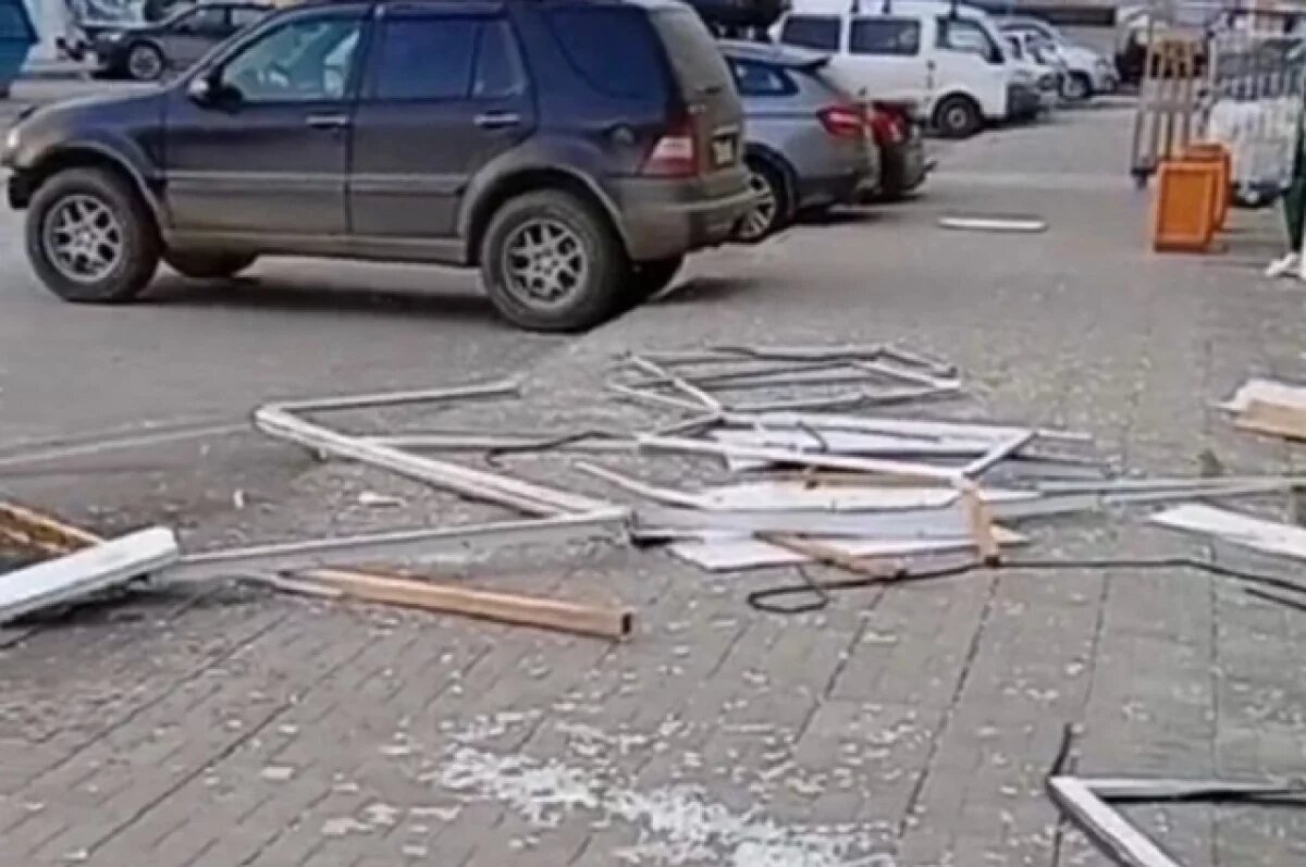    В Новосибирске ураганный ветер сорвал балкон на «Плющихе»