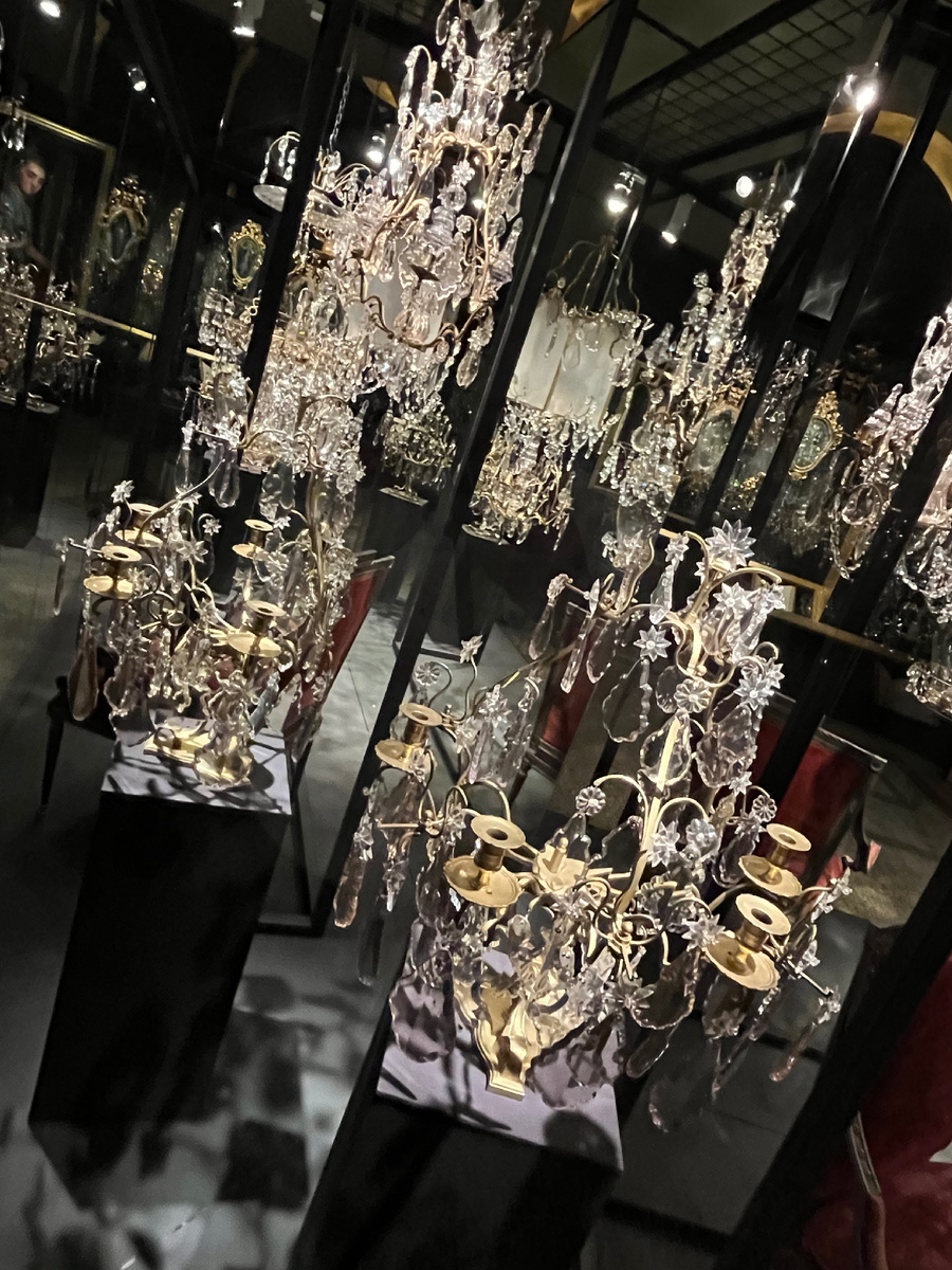 Фото автора. Люстры и канделябры после реставрации. Чем больше граней, тем больше отражений и света. 