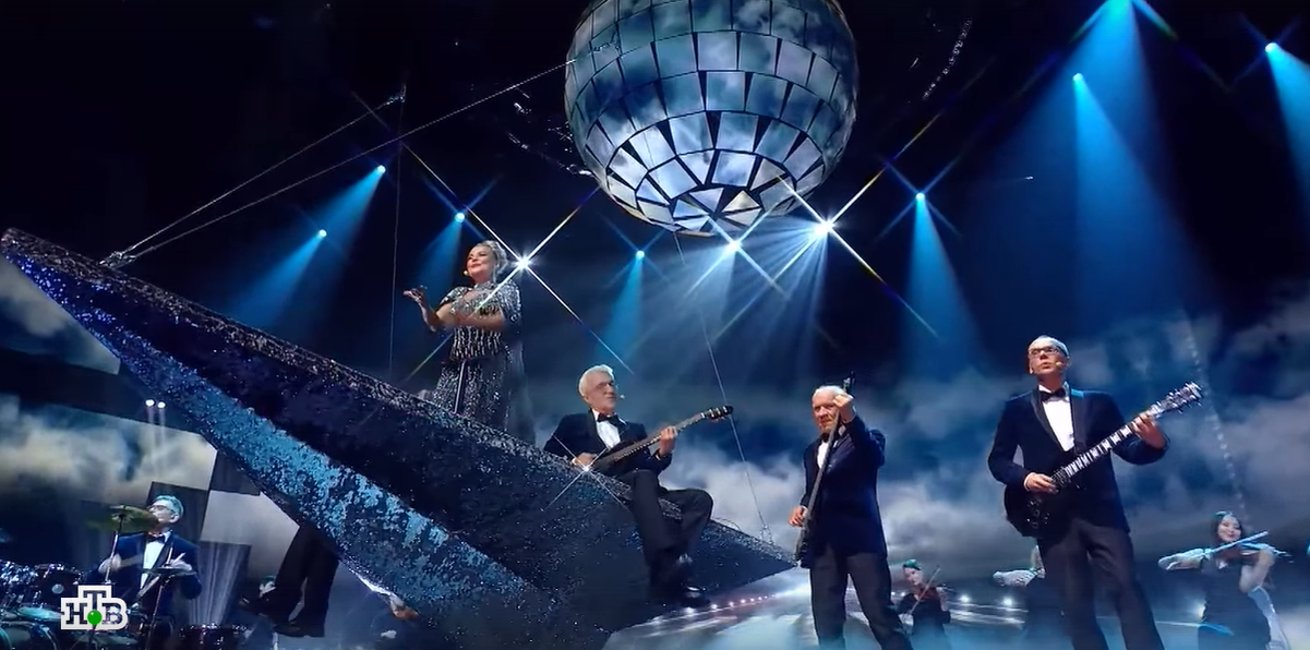 Скриншот с передачи. Виа "Поющие гитары."