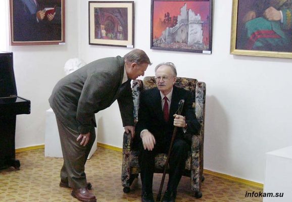    Художники Павел Бутяев и Михаил Александрин на выставке М. Александрина