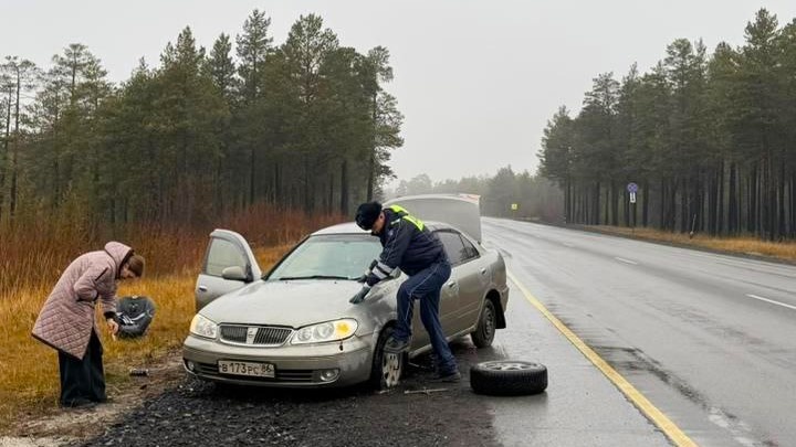    Не проехали мимо. Полицейские Сургутского района помогли водителю на трассе