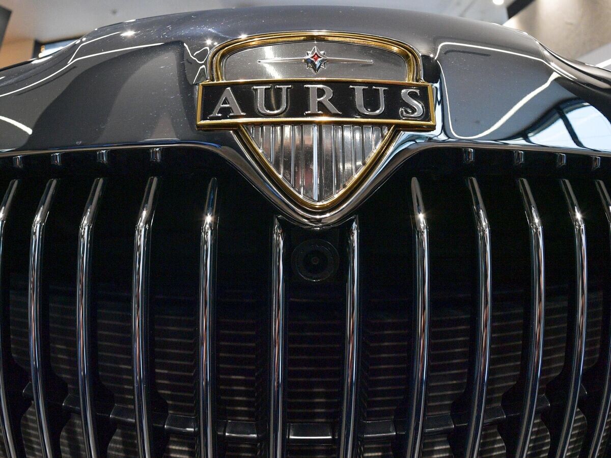    Седан Aurus Senat в первом дилерском центре российского люксового бренда Aurus "Aurus Автодом Санкт-Петербург"© РИА Новости / Александр Гальперин
