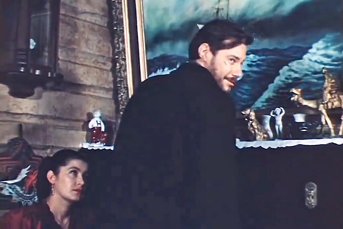 "Ну разве ж тебе плохо, Мурка, было с нами? Ну разве ж не хватало барахла?"