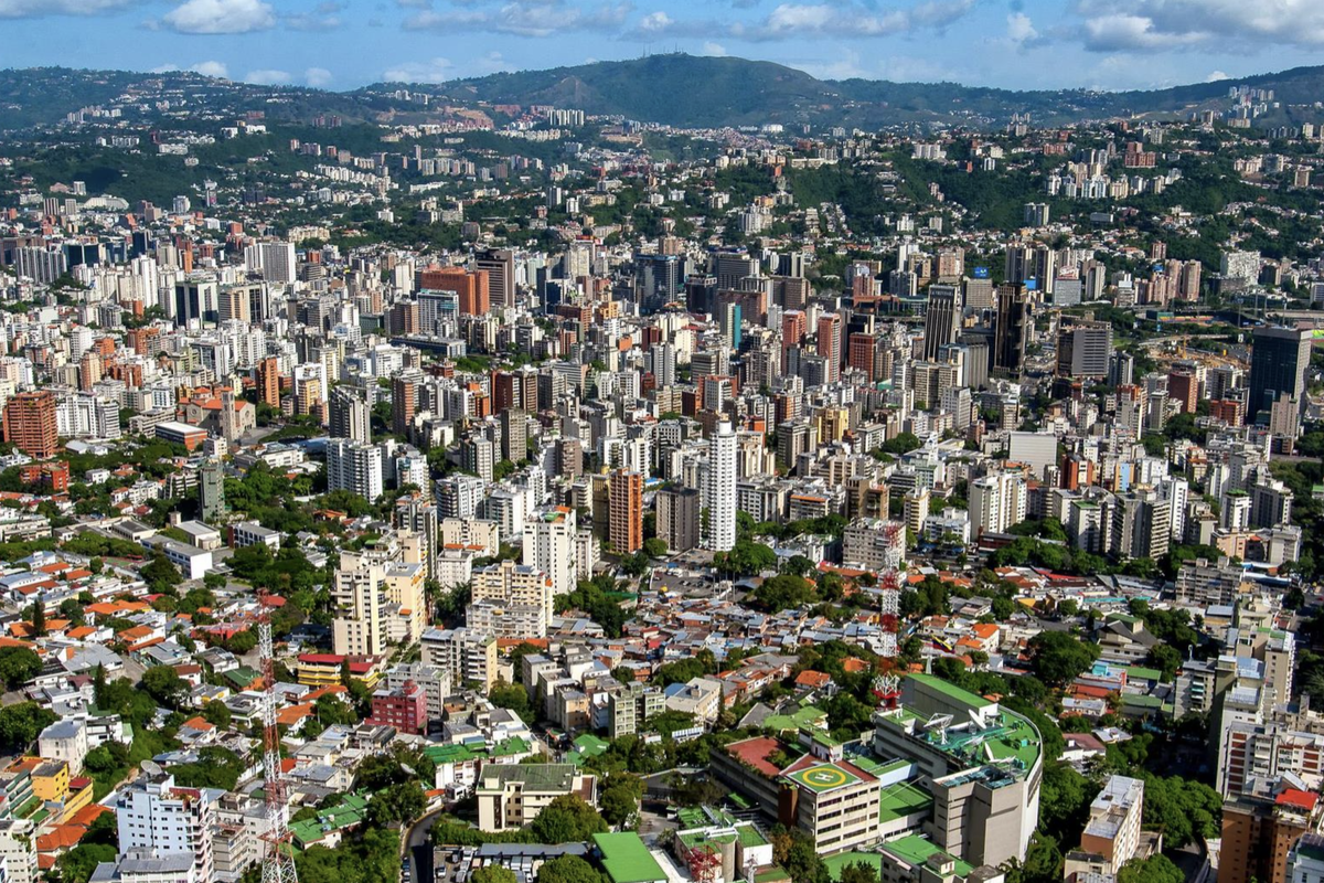 Каракас - столица Венесуэлы. Застройка не кажется хаотичной, она такая и есть. Как и вся их экономика