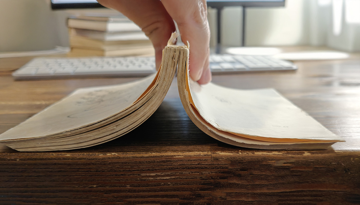 На данном фото я довольно сильно давлю на книгу, стараясь раскрыть её.