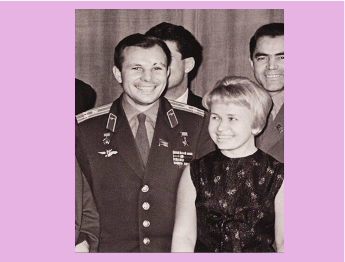 А. Пахмутова в окружении космонавтов.