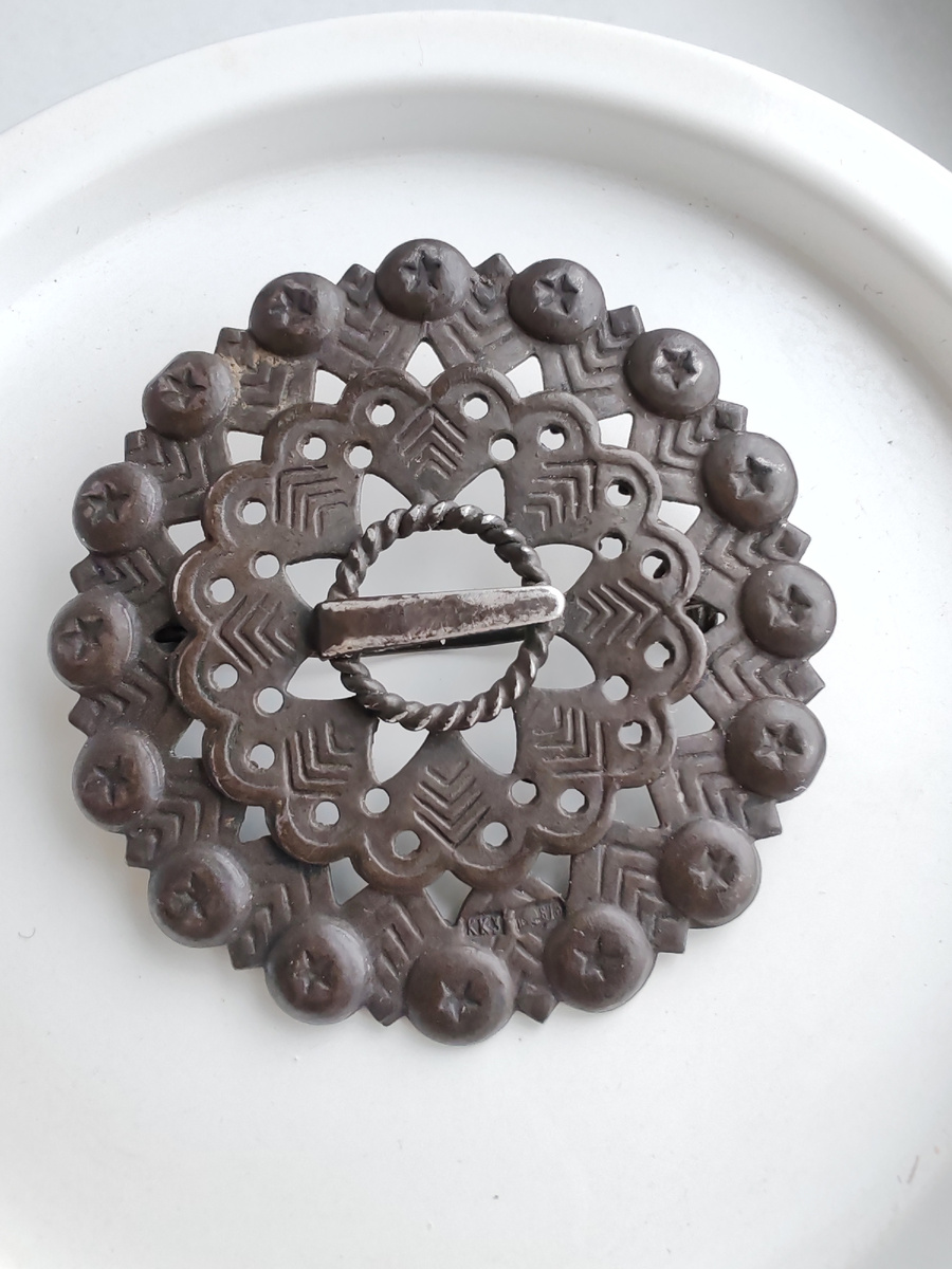 Автора броши не смогла найти, подсказывайте! 