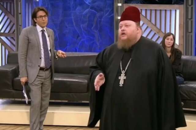    Священнослужитель оказался в центре скандала в 2016 году. Фото: Первый канал/ Скриншот из передачи «Пусть говорят»