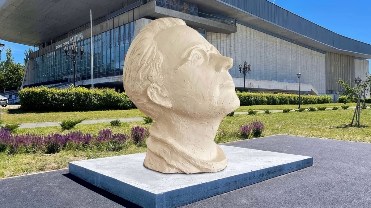 В Тольятти Самарской области хотели установить такой памятник Пальмиро Тольятти...