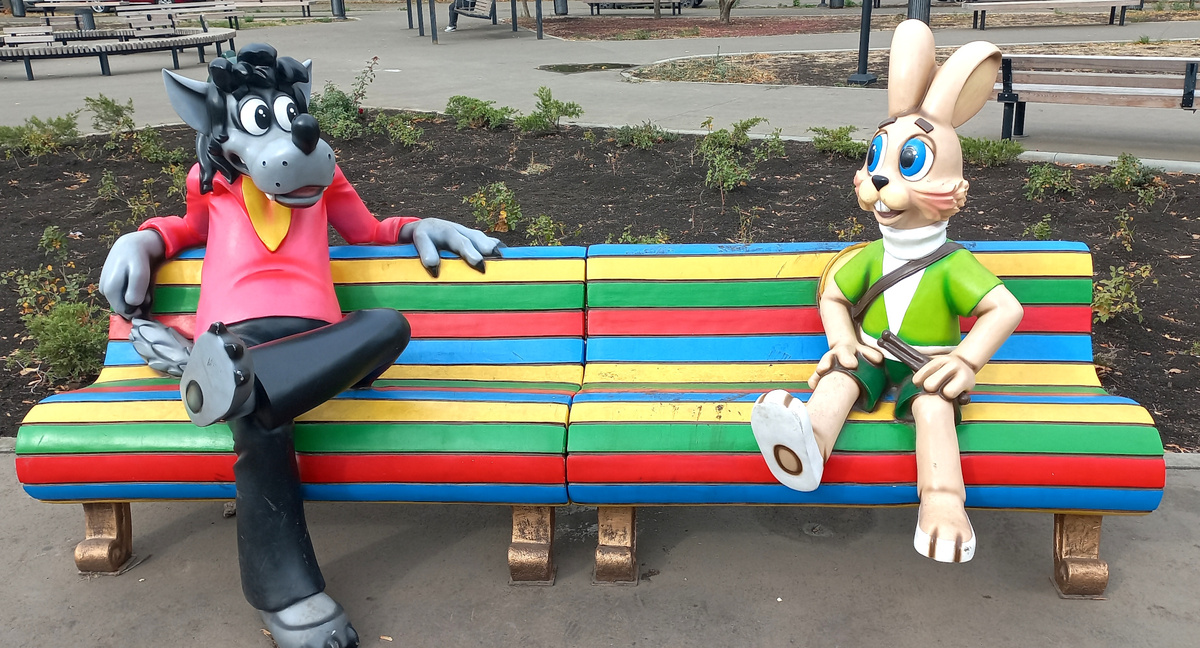 Волк и заяц из «Ну, погоди!» в Донецке. Фото осень 2025 г